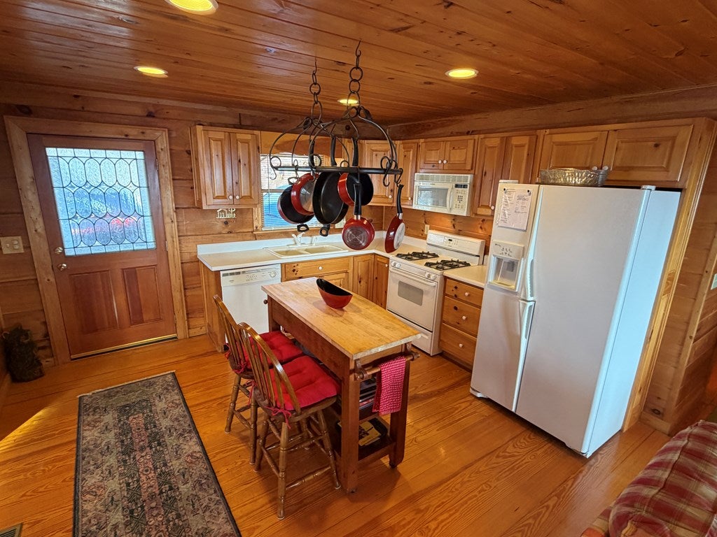 Ellijay, Georgia, 30536, United States, 3 Bedrooms Bedrooms, ,3 BathroomsBathrooms,Residential,For Sale,2009787