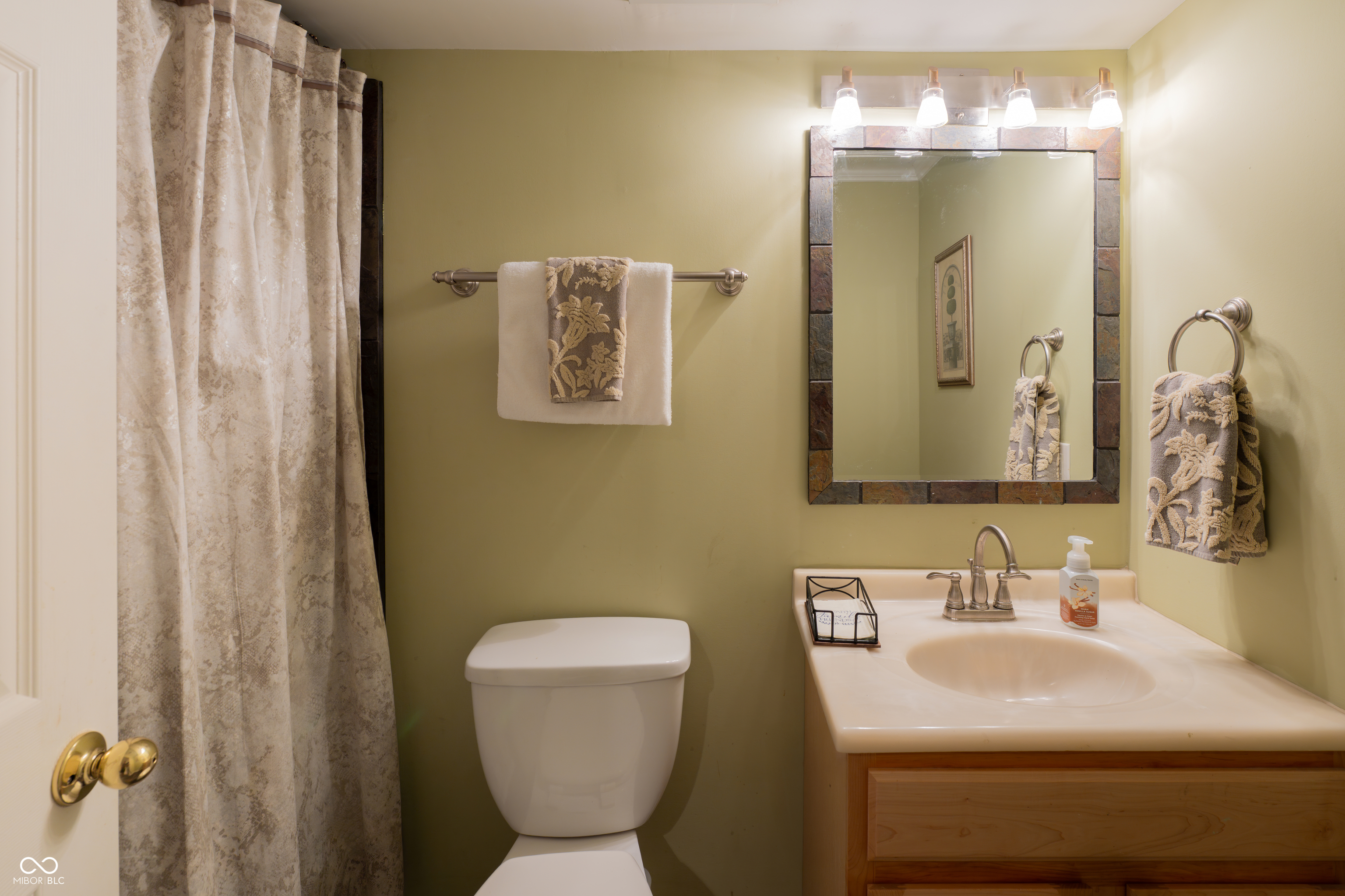 Carmel, Indiana, 46033, United States, 4 Bedrooms Bedrooms, ,4 BathroomsBathrooms,Residential,For Sale,1975371