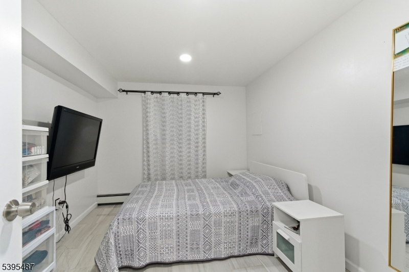 Wayne Twp., New Jersey, 07470, United States, 5 Bedrooms Bedrooms, ,2 BathroomsBathrooms,Residential,For Sale,1988198