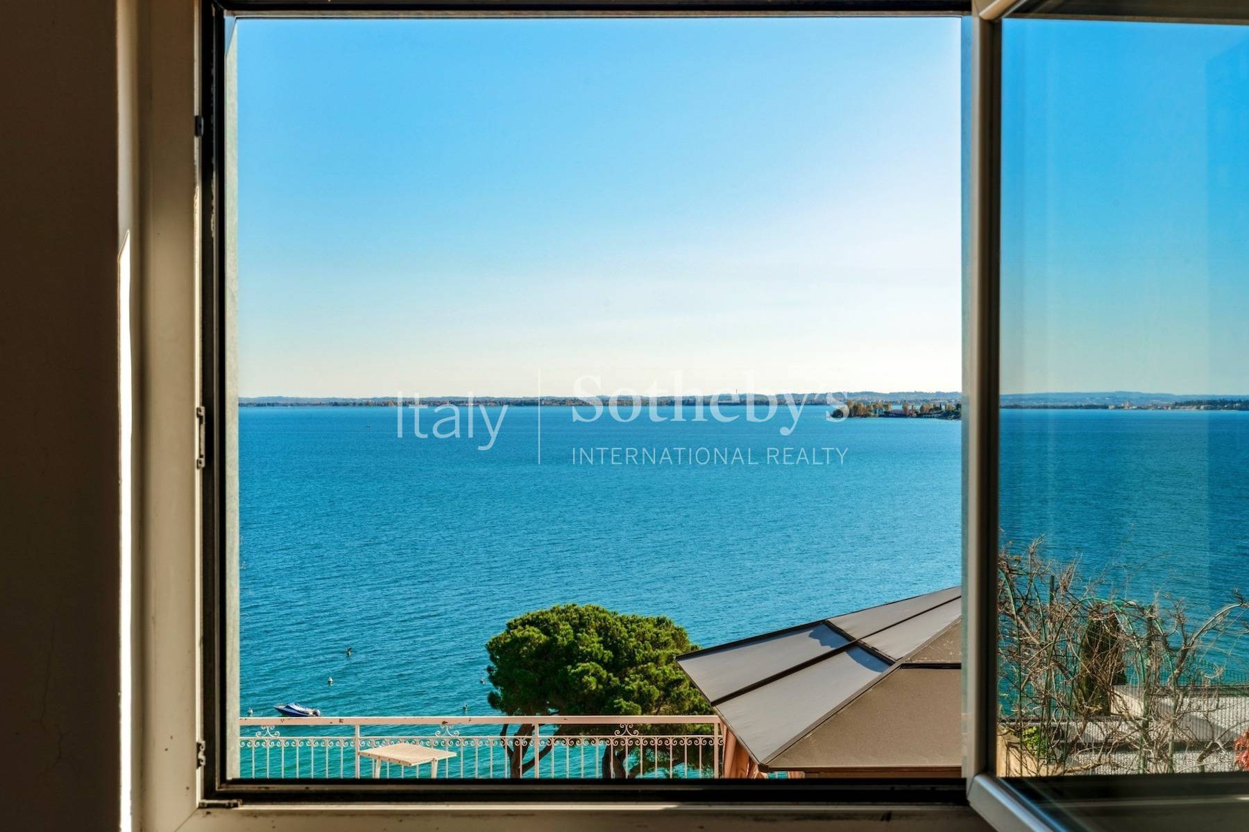  Prestigious lakefront estate with private boathouse and dock - 物件實景