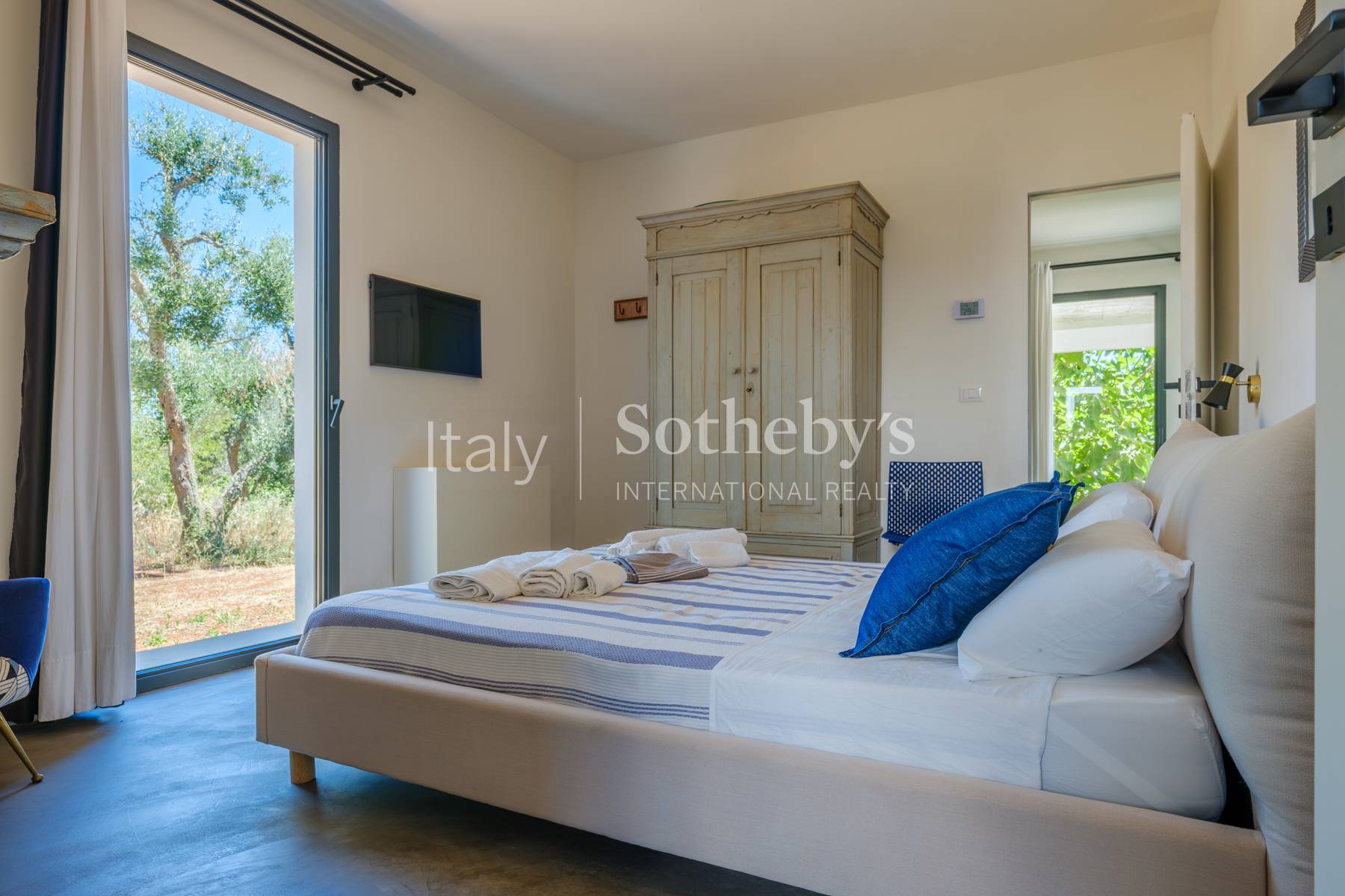  Authentic Trulli with Panoramic Ground in the Valle d