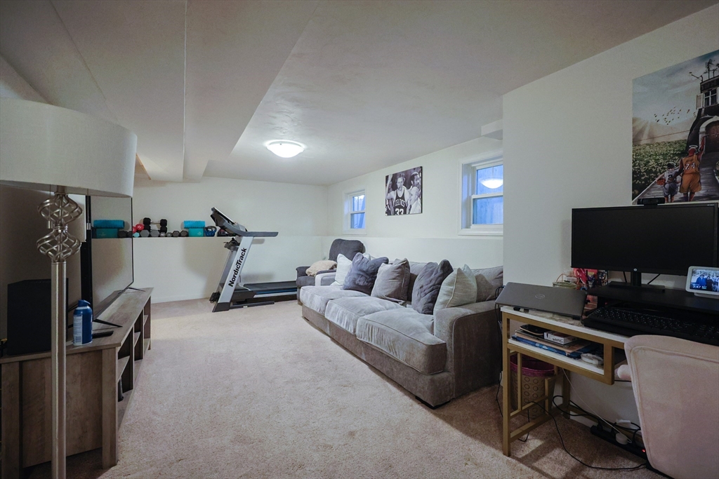 Framingham, Massachusetts, 01701, United States, 3 Bedrooms Bedrooms, ,2 BathroomsBathrooms,Residential,For Sale,1987997