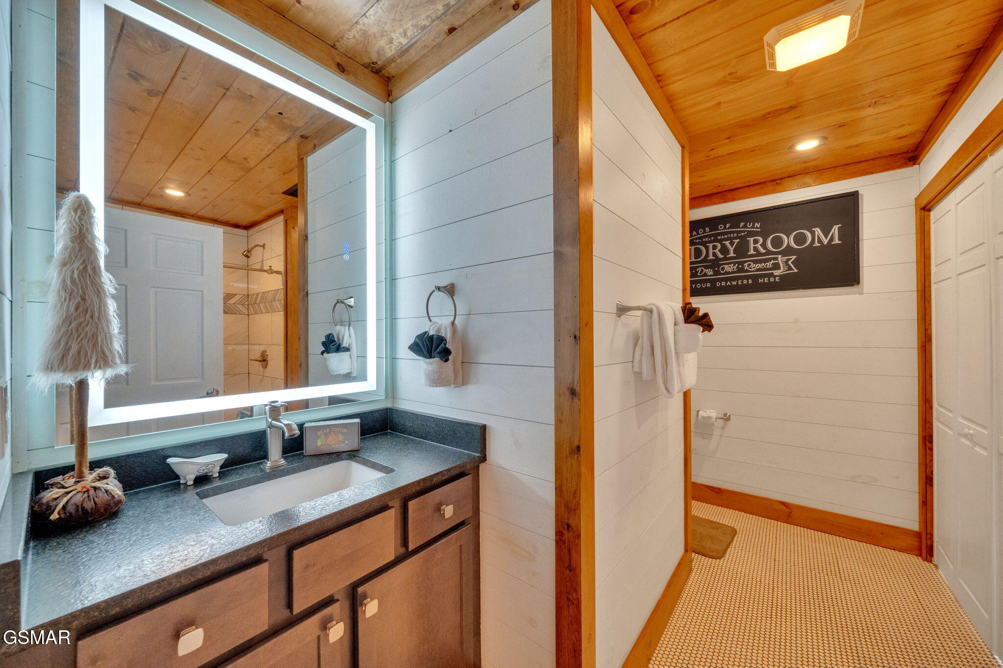 Gatlinburg, Tennessee, 37738, United States, 4 Bedrooms Bedrooms, ,5 BathroomsBathrooms,Residential,For Sale,1921348