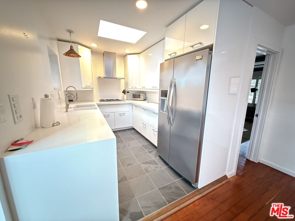 Venice, California, 90291, United States, 2 Bedrooms Bedrooms, ,2 BathroomsBathrooms,Residential,For Sale,1989635