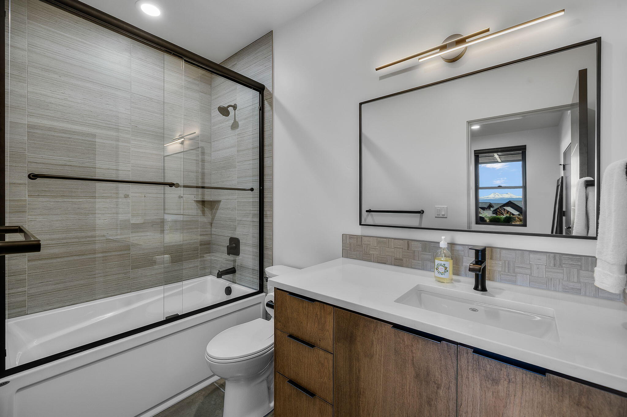 Powell Butte, Oregon, 97753, United States, 4 Bedrooms Bedrooms, ,5 BathroomsBathrooms,Residential,For Sale,1804820