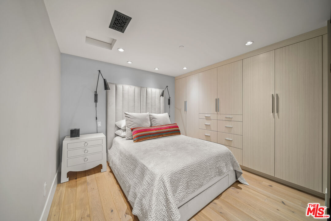 Los Angeles, California, 90014, United States, 2 Bedrooms Bedrooms, ,2 BathroomsBathrooms,Residential,For Sale,1938592