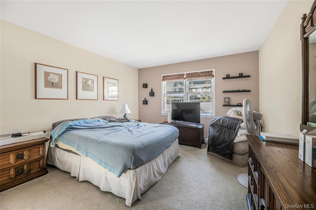 Yonkers, New York, 10703, United States, 6 Bedrooms Bedrooms, ,2 BathroomsBathrooms,Residential,For Sale,1984096