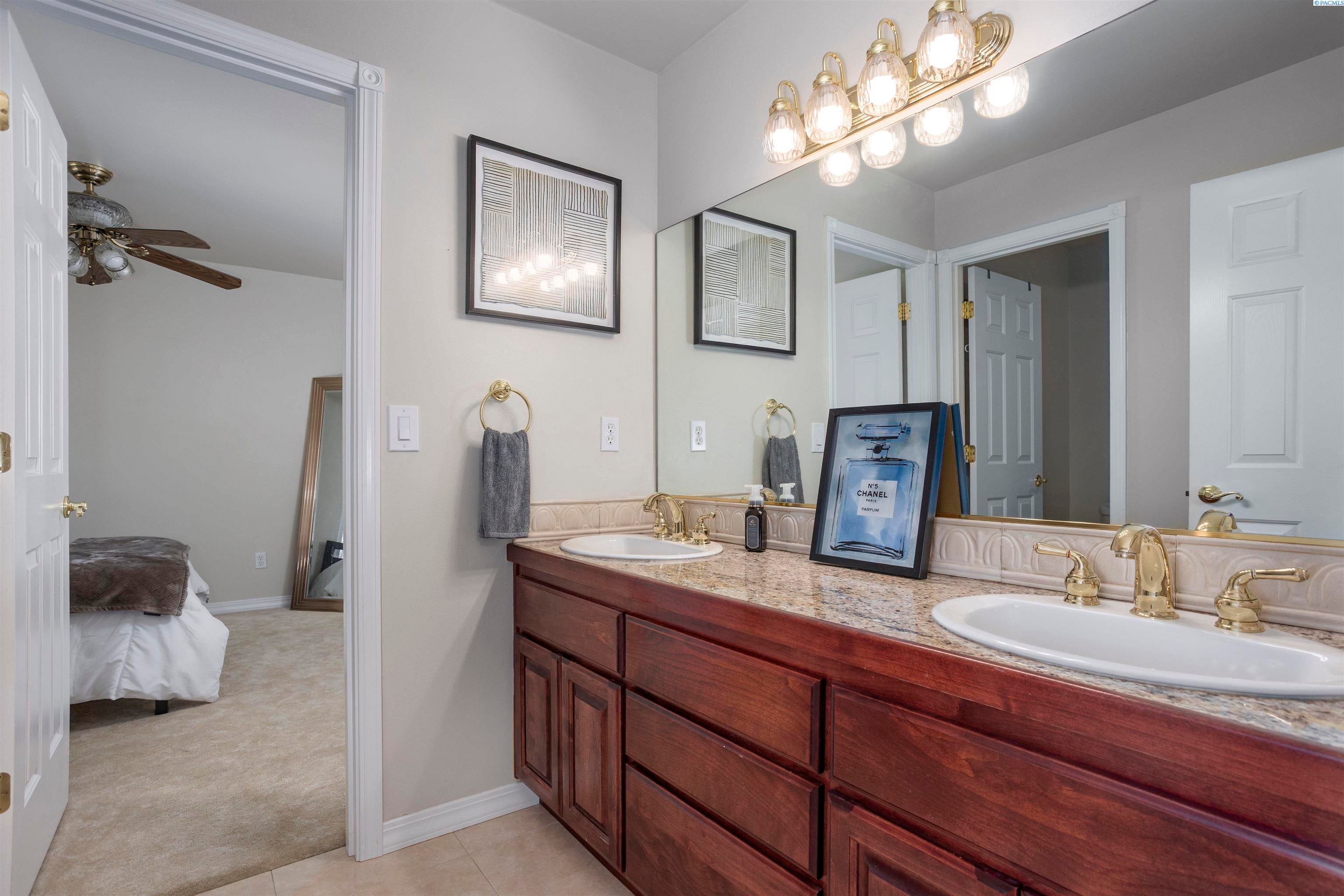 Richland, Washington, 99352, United States, 4 Bedrooms Bedrooms, ,4 BathroomsBathrooms,Residential,For Sale,1977070