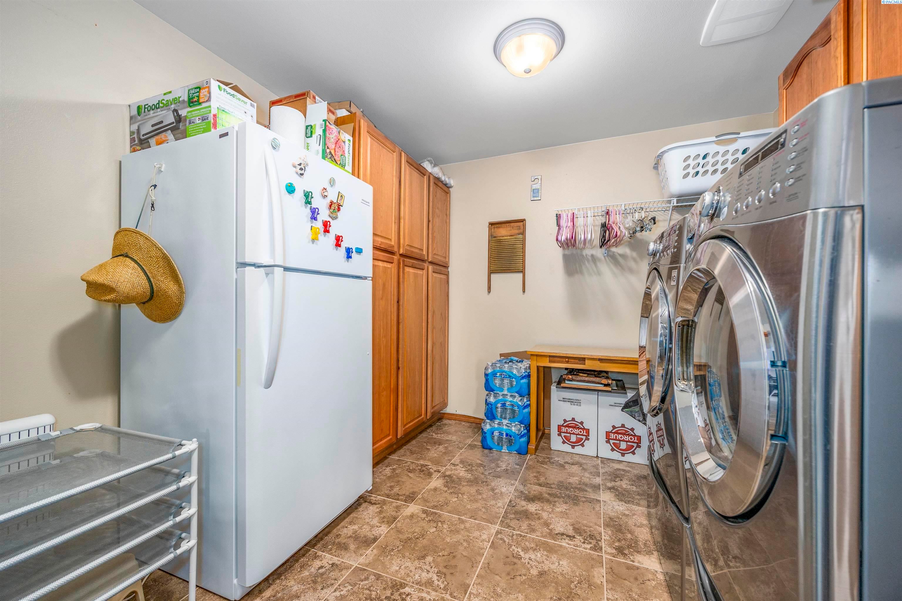 Kennewick, Washington, 99337, United States, 4 Bedrooms Bedrooms, ,3 BathroomsBathrooms,Residential,For Sale,1860973