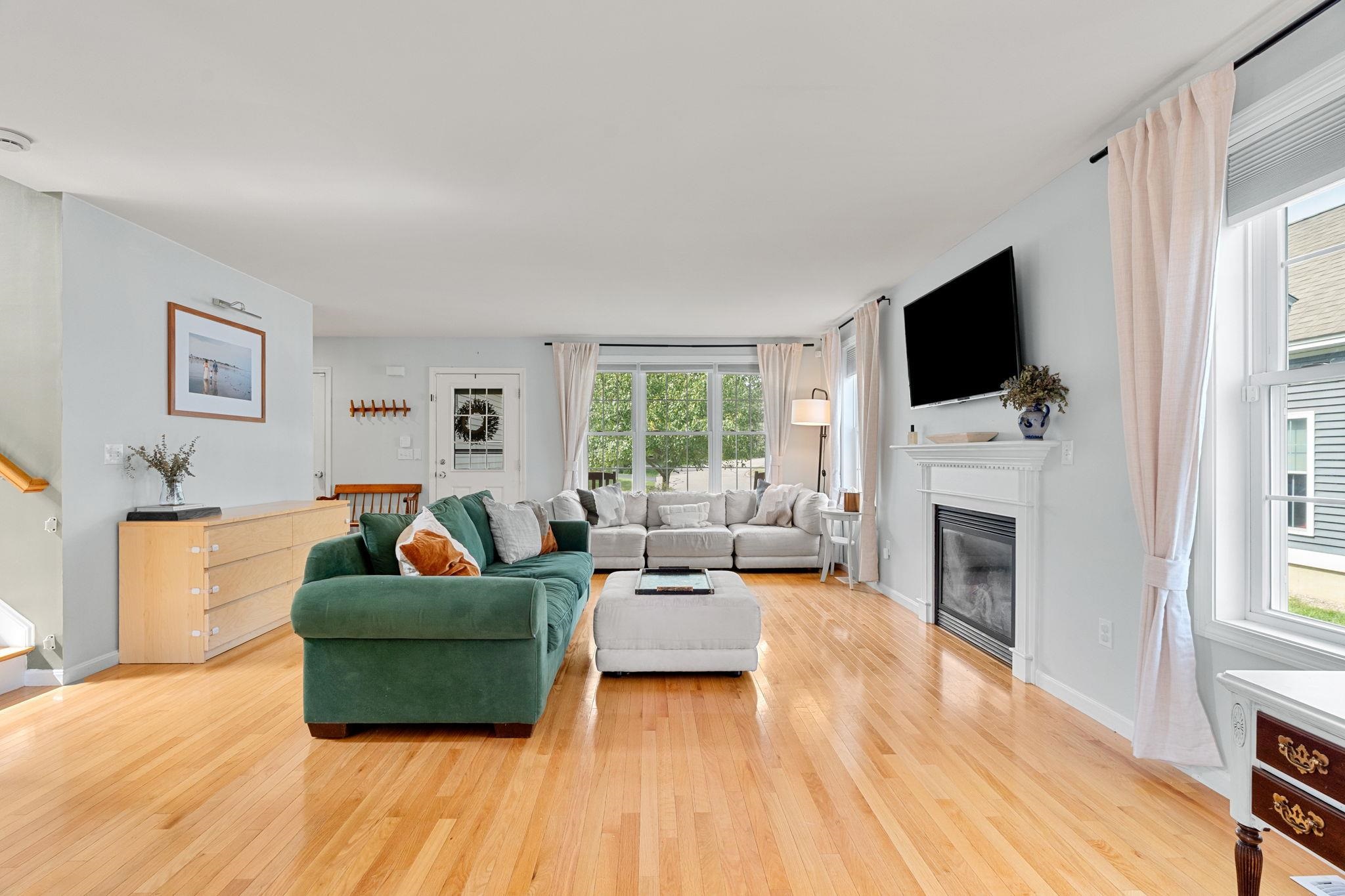 Dover, New Hampshire, 03820, United States, 4 Bedrooms Bedrooms, ,3 BathroomsBathrooms,Residential,For Sale,1941678
