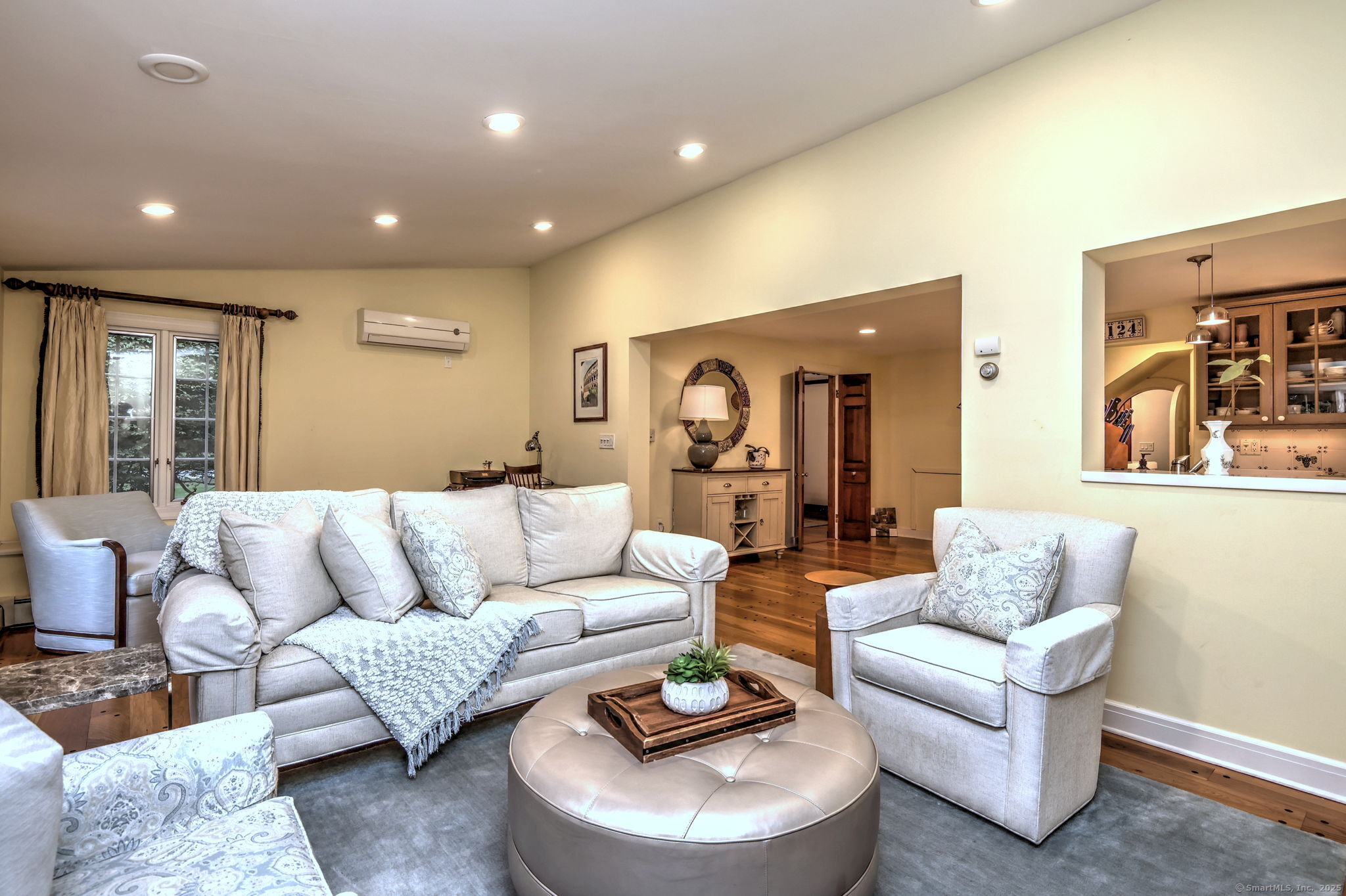 Hamden, Connecticut, 06517, United States, 5 Bedrooms Bedrooms, ,4 BathroomsBathrooms,Residential,For Sale,1924978