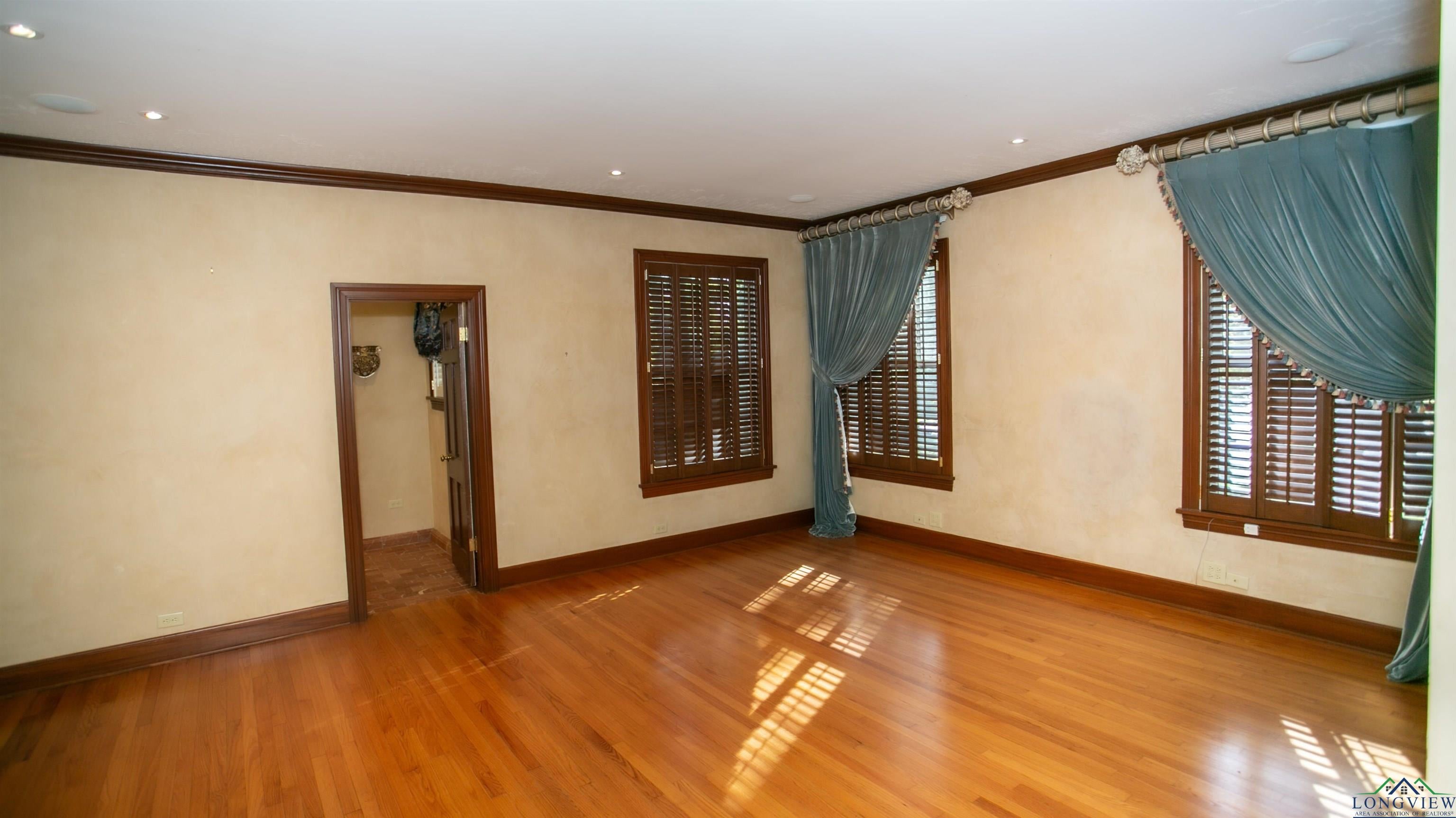 Marshall, Texas, 75670, United States, 5 Bedrooms Bedrooms, ,5 BathroomsBathrooms,Residential,For Sale,1943328