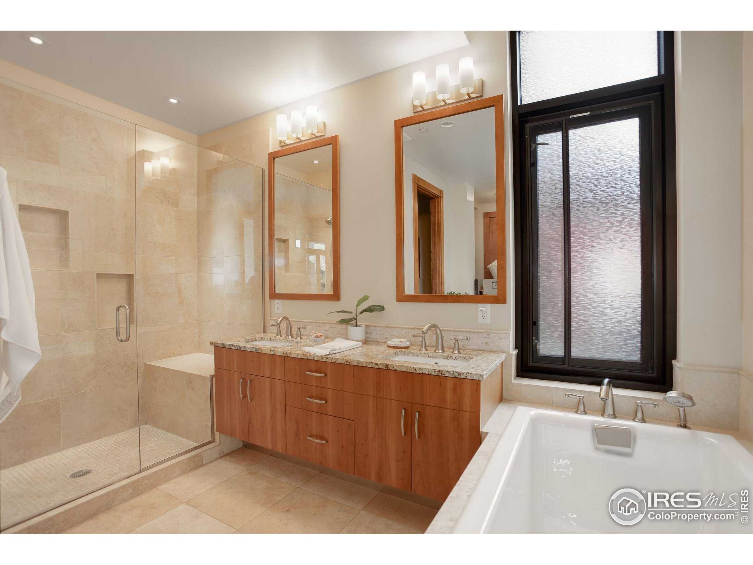 Boulder, Colorado, 80302, United States, 2 Bedrooms Bedrooms, ,2 BathroomsBathrooms,Residential,For Sale,1992797