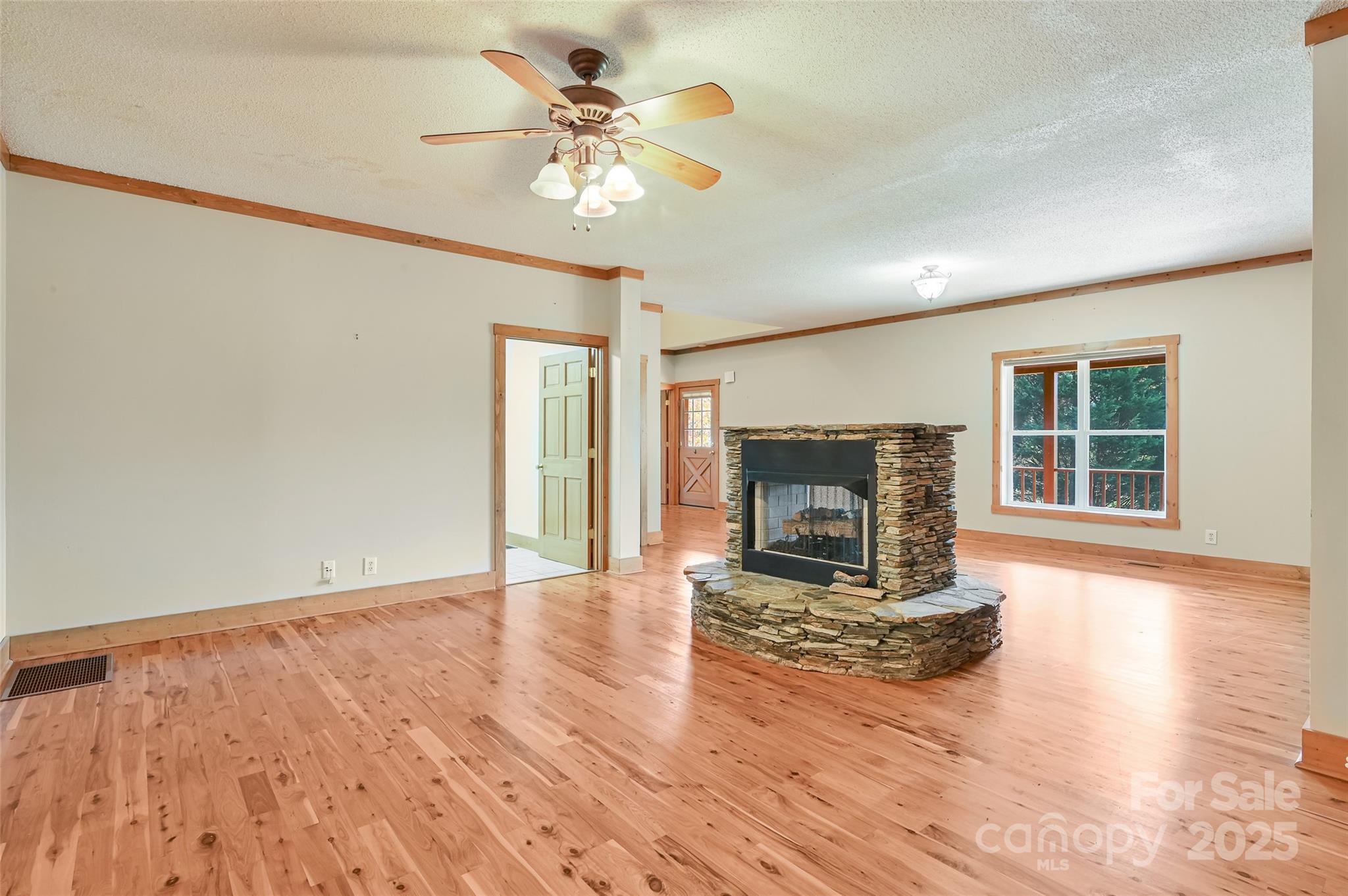 Hendersonville, North Carolina, 28792, United States, 3 Bedrooms Bedrooms, ,3 BathroomsBathrooms,Residential,For Sale,1958390