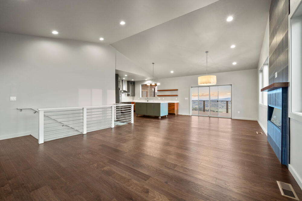 Klamath Falls, Oregon, 97601, United States, 3 Bedrooms Bedrooms, ,4 BathroomsBathrooms,Residential,For Sale,1794380