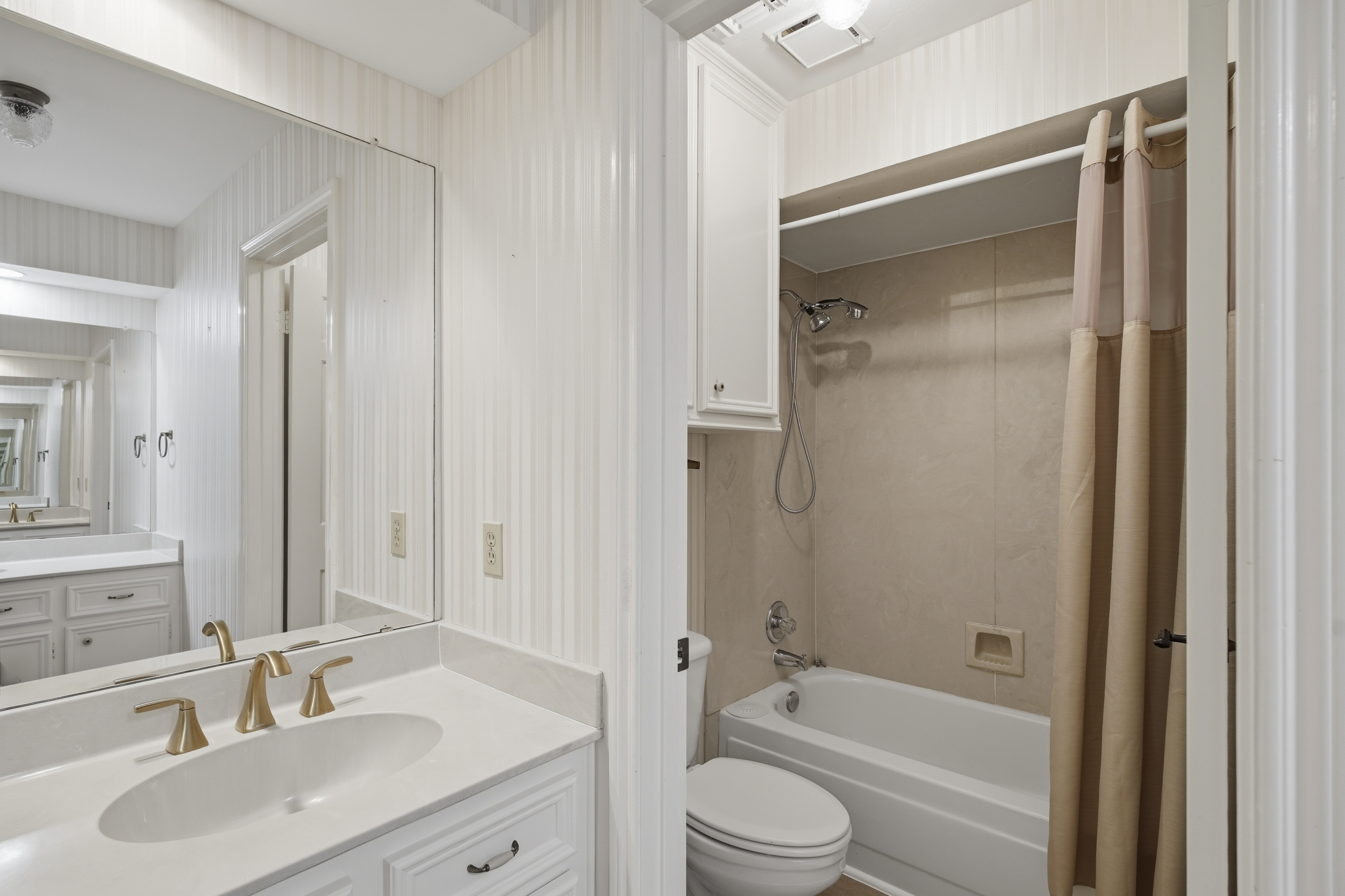  Custom Home with Private Backyard Oasis - 物件實景