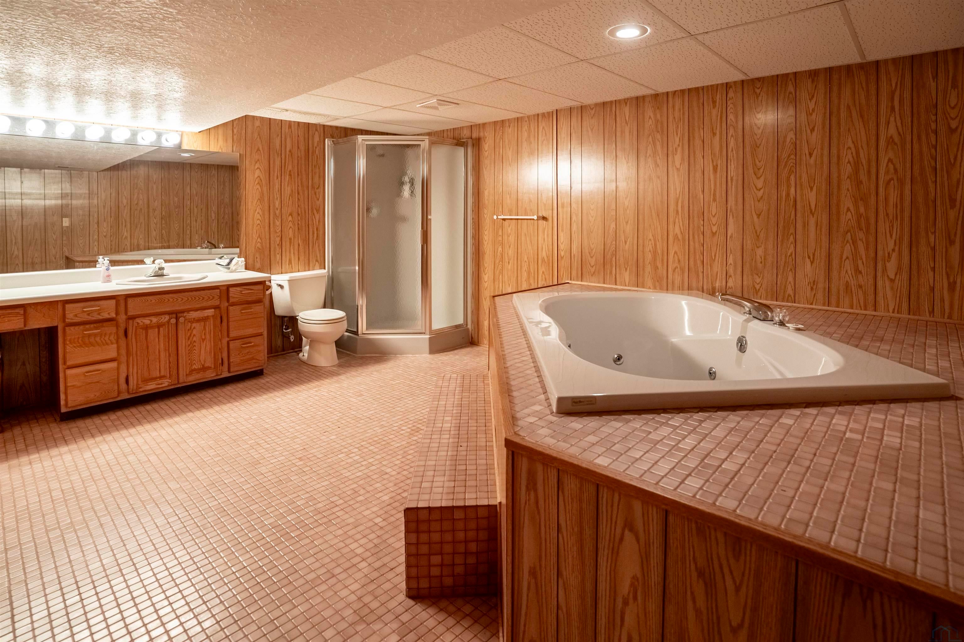 Sioux City, Iowa, 51108, United States, 3 Bedrooms Bedrooms, ,4 BathroomsBathrooms,Residential,For Sale,2035847