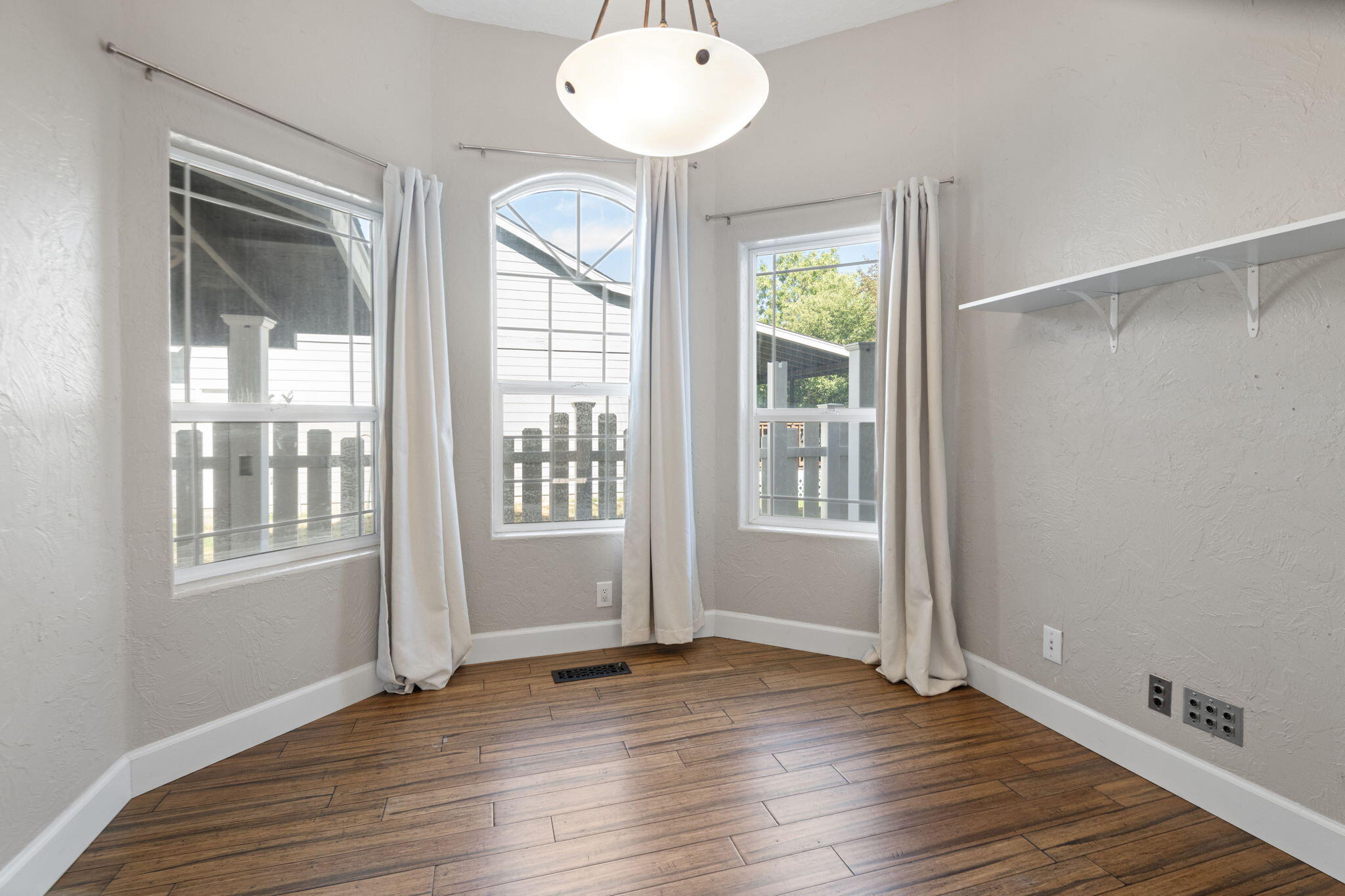 Bend, Oregon, 97701, United States, 3 Bedrooms Bedrooms, ,3 BathroomsBathrooms,Residential,For Sale,1898955
