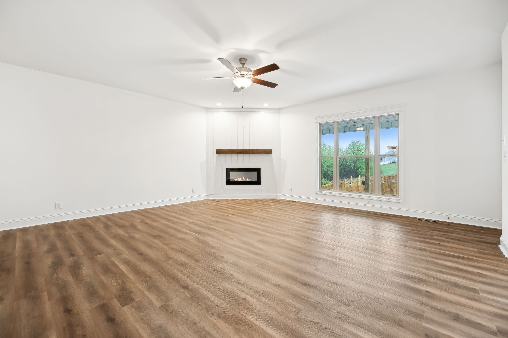 Clarksville, Tennessee, 37043, United States, 4 Bedrooms Bedrooms, ,4 BathroomsBathrooms,Residential,For Sale,2005810