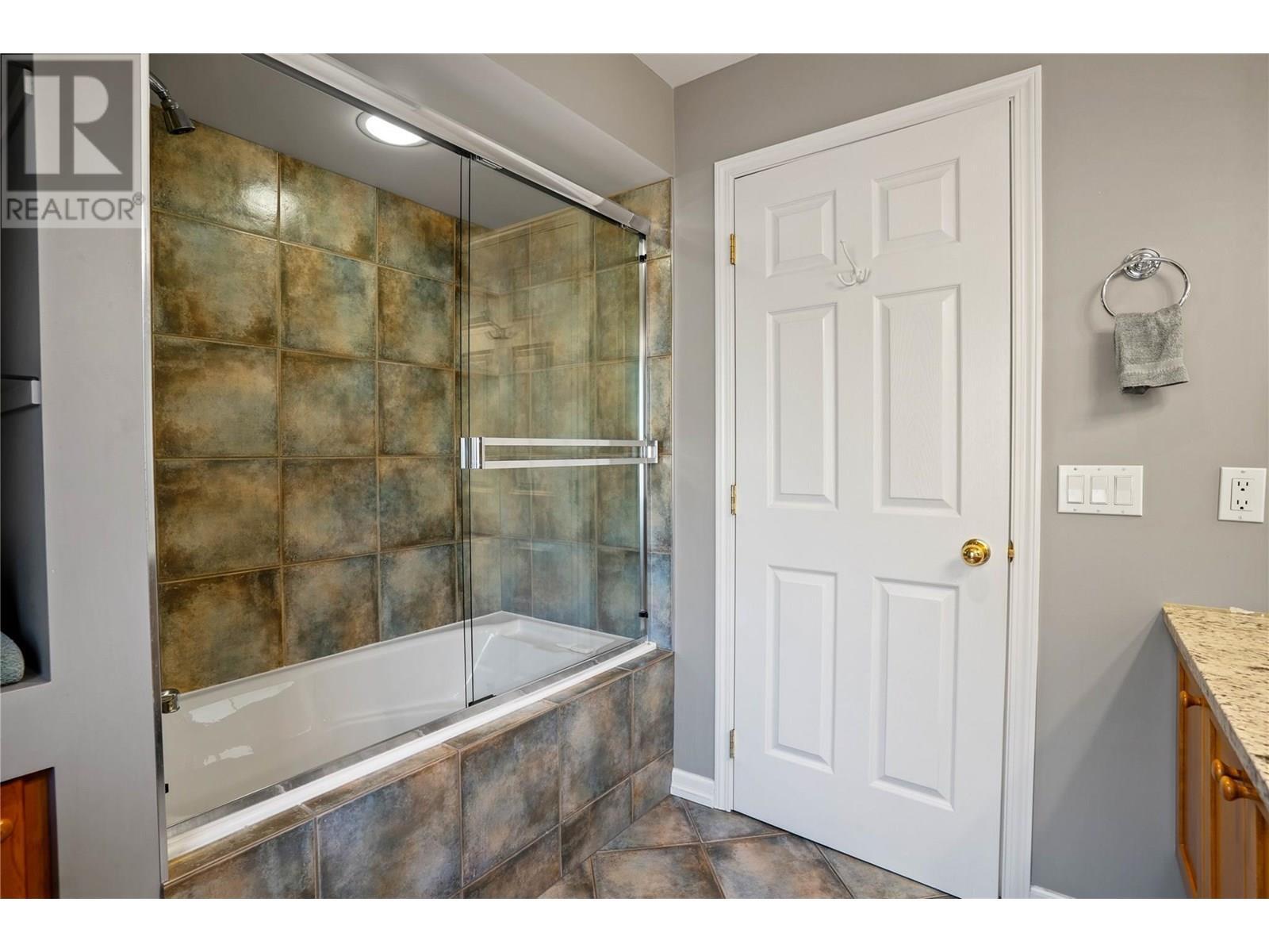 KELOWNA, British Columbia, V1V 2C3, CA, 5 Bedrooms Bedrooms, ,2 BathroomsBathrooms,Residential,For Sale,1911113