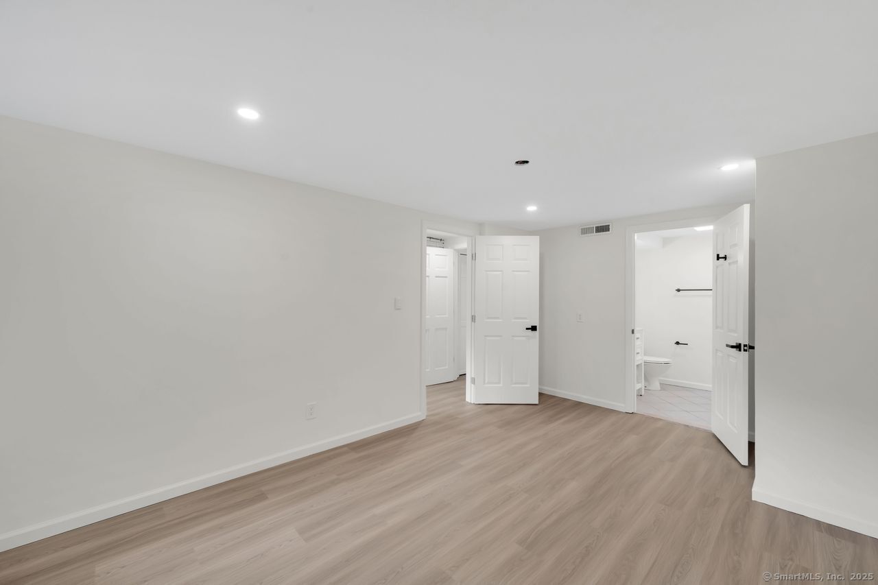 Milford, Connecticut, 06461, United States, 4 Bedrooms Bedrooms, ,3 BathroomsBathrooms,Residential,For Sale,1932741