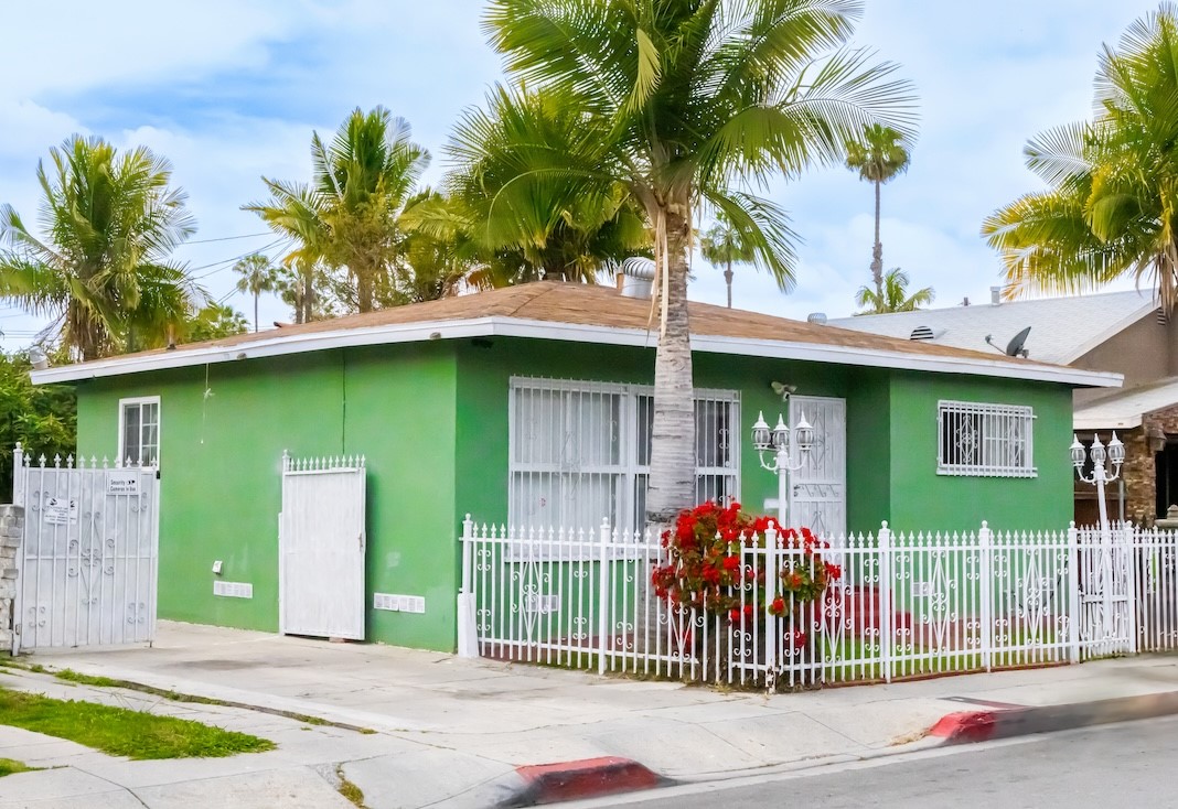 Huntington Park, California, 90255, United States, 4 Bedrooms Bedrooms, ,Residential,For Sale,1836286