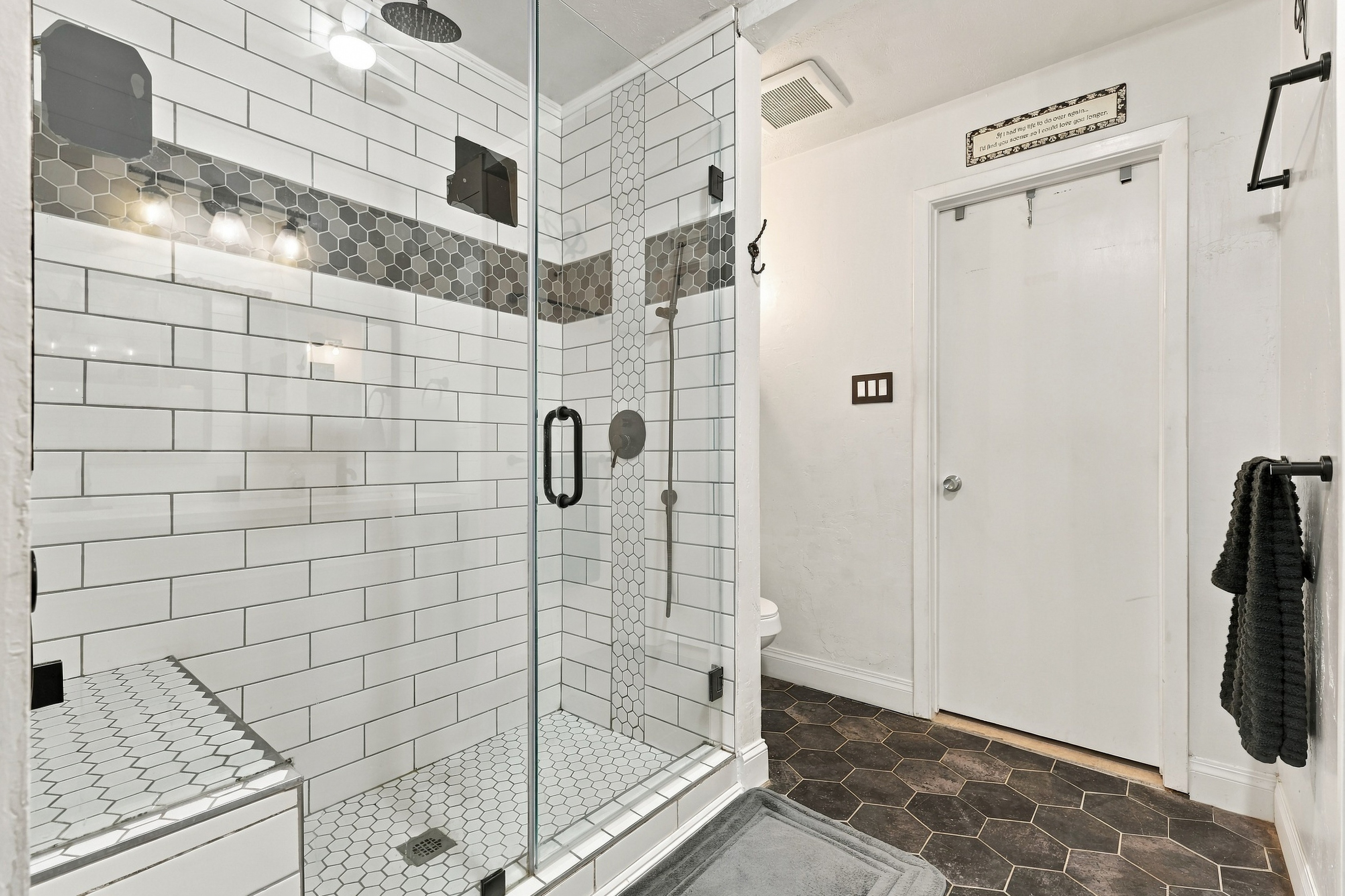  Established Neighborhood Charm. Private Poolside Retreat. - 物件實景