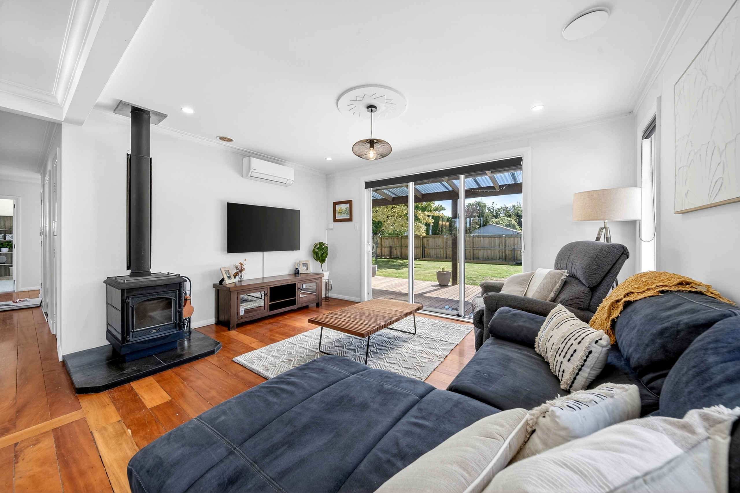  Family Living with Poolside Entertaining - 物件實景