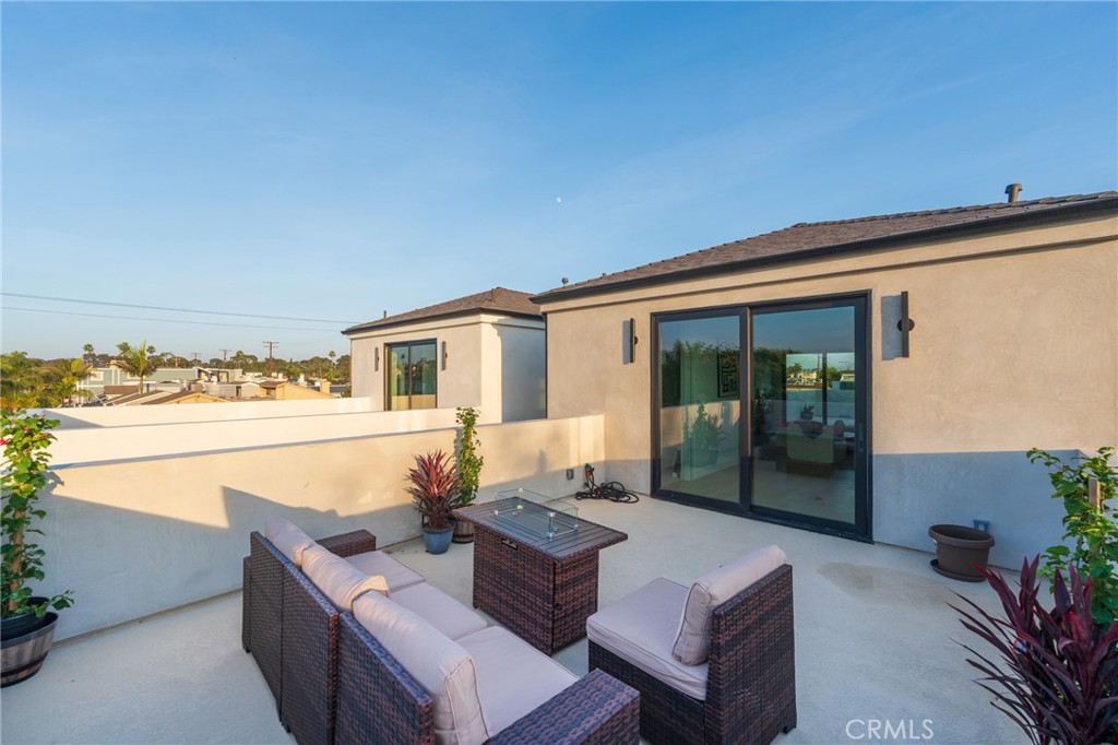 Huntington Beach, California, 92648, United States, 3 Bedrooms Bedrooms, ,5 BathroomsBathrooms,Residential,For Sale,2003455