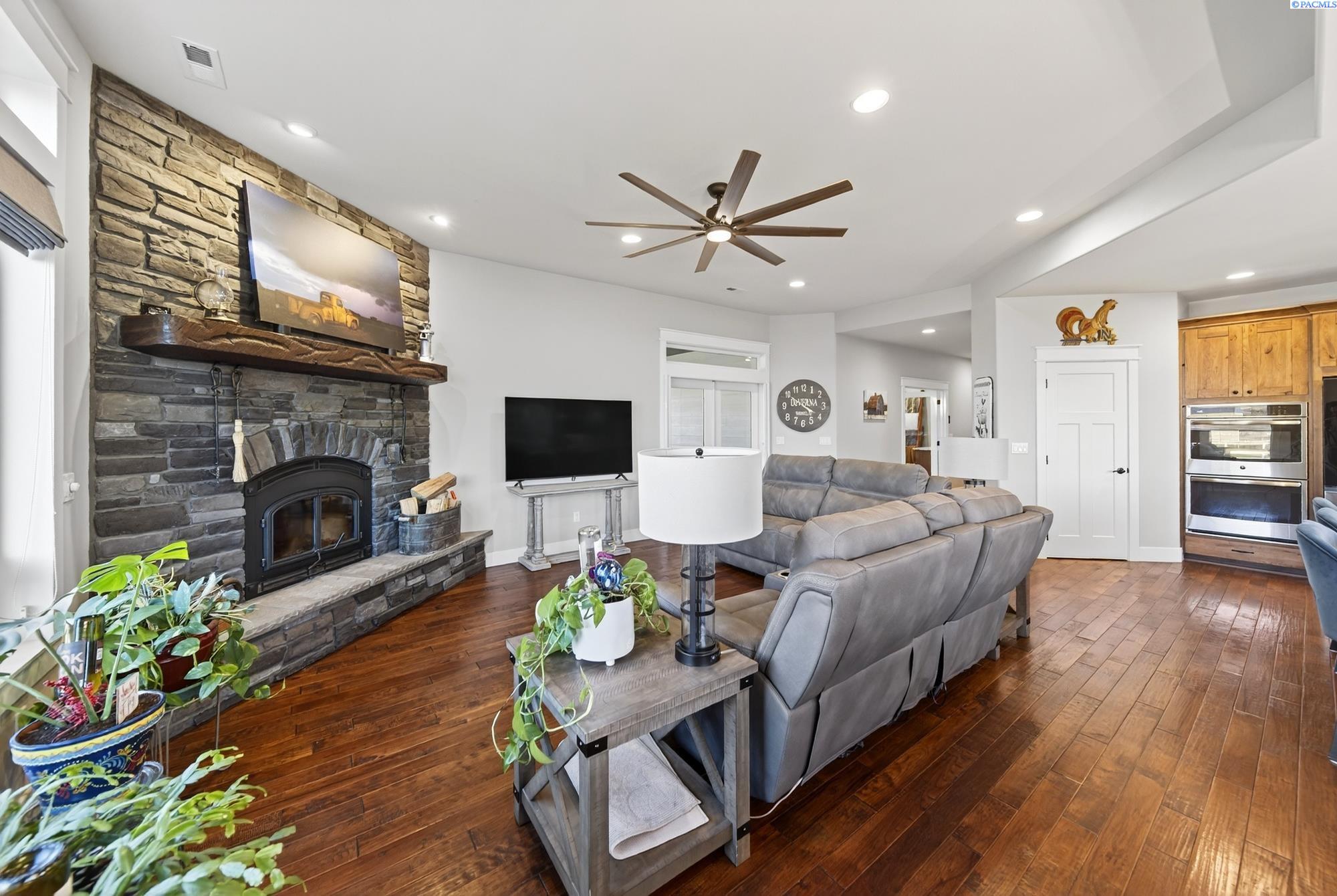 Prosser, Washington, 99350, United States, 3 Bedrooms Bedrooms, ,1 BathroomBathrooms,Residential,For Sale,1998379