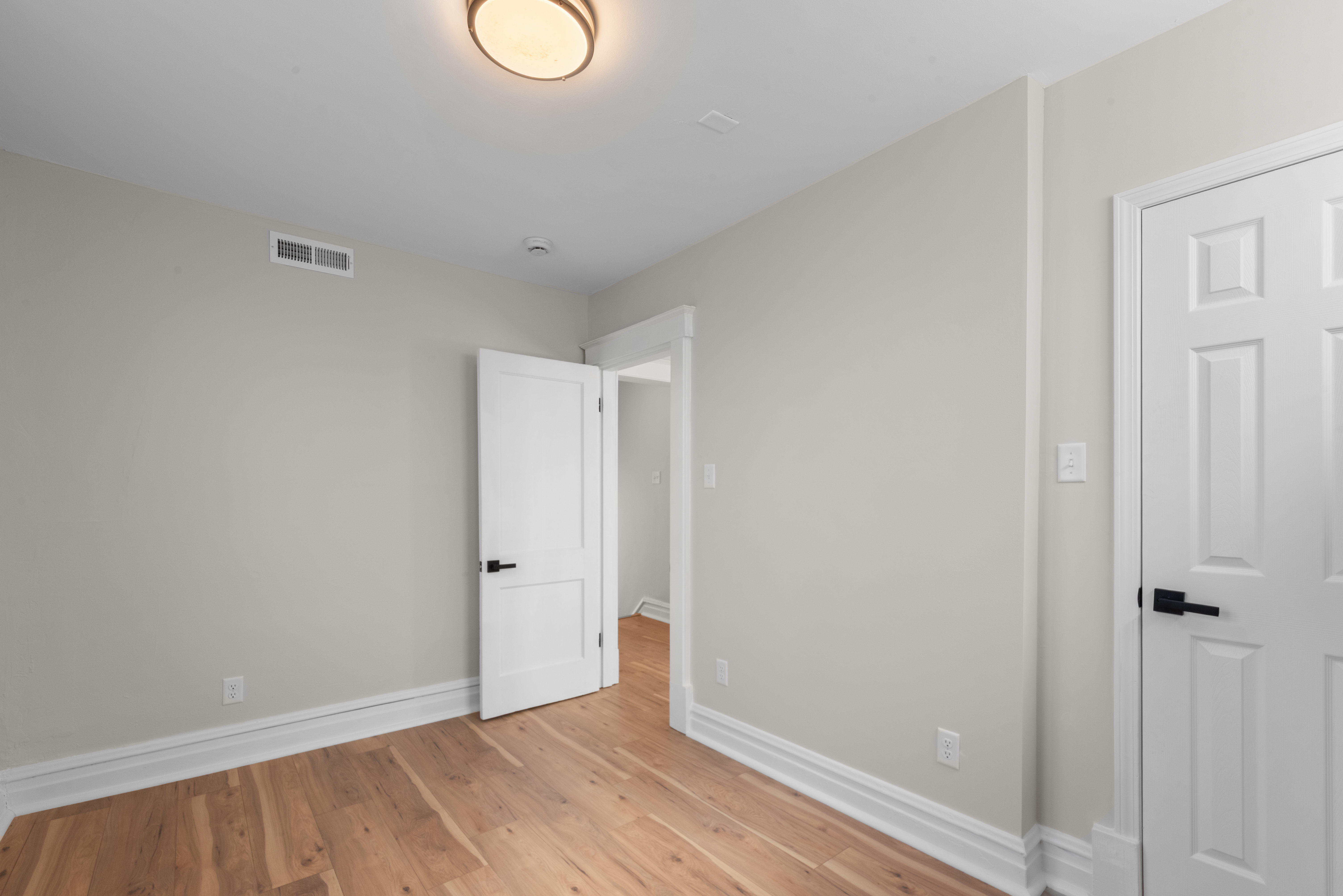  Renovated Richmond Heights Two-Family - 物件實景