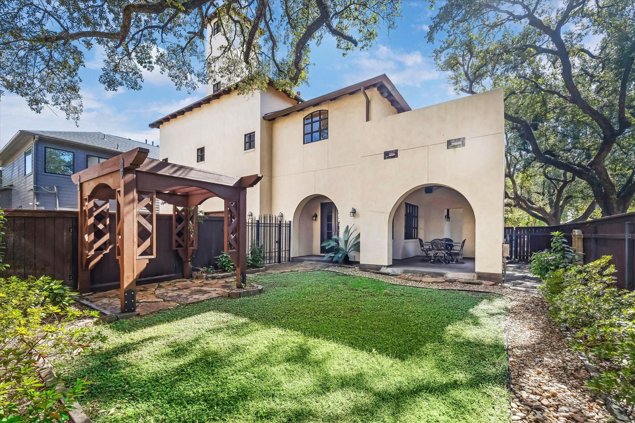  4320 Dickson - 物件實景