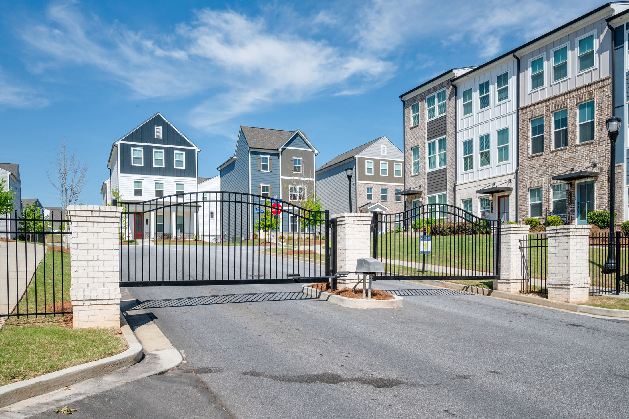  Light-filled End Unit Townhome Tucked in a Gated Westside Community - 物件實景