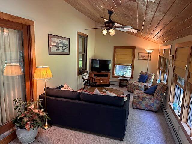 Kennebunk, Maine, 04043, United States, 3 Bedrooms Bedrooms, ,2 BathroomsBathrooms,Residential,For Sale,1891376
