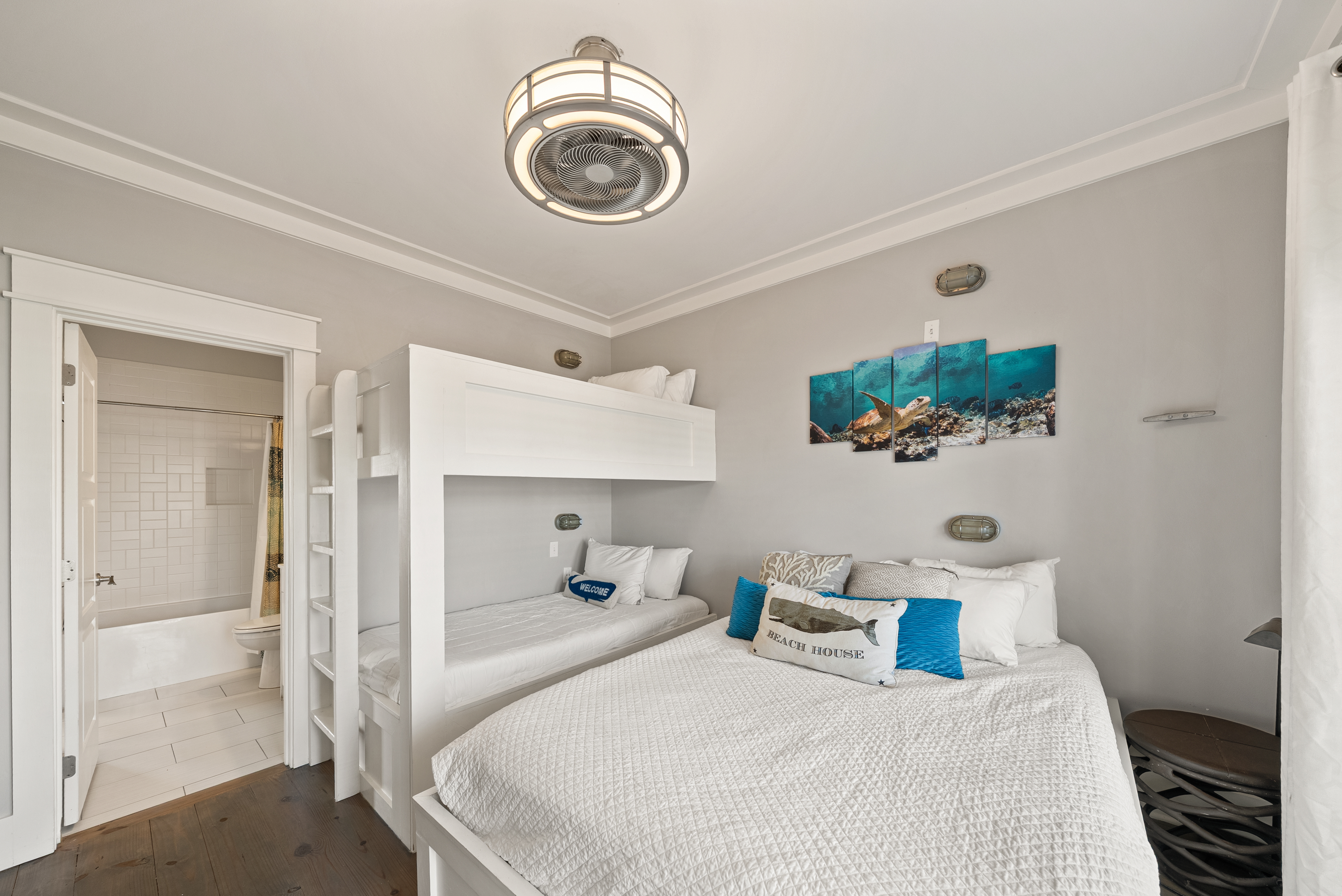  Three-Story Beach Retreat Near Public Beach Access And Local Favorites - 物件實景