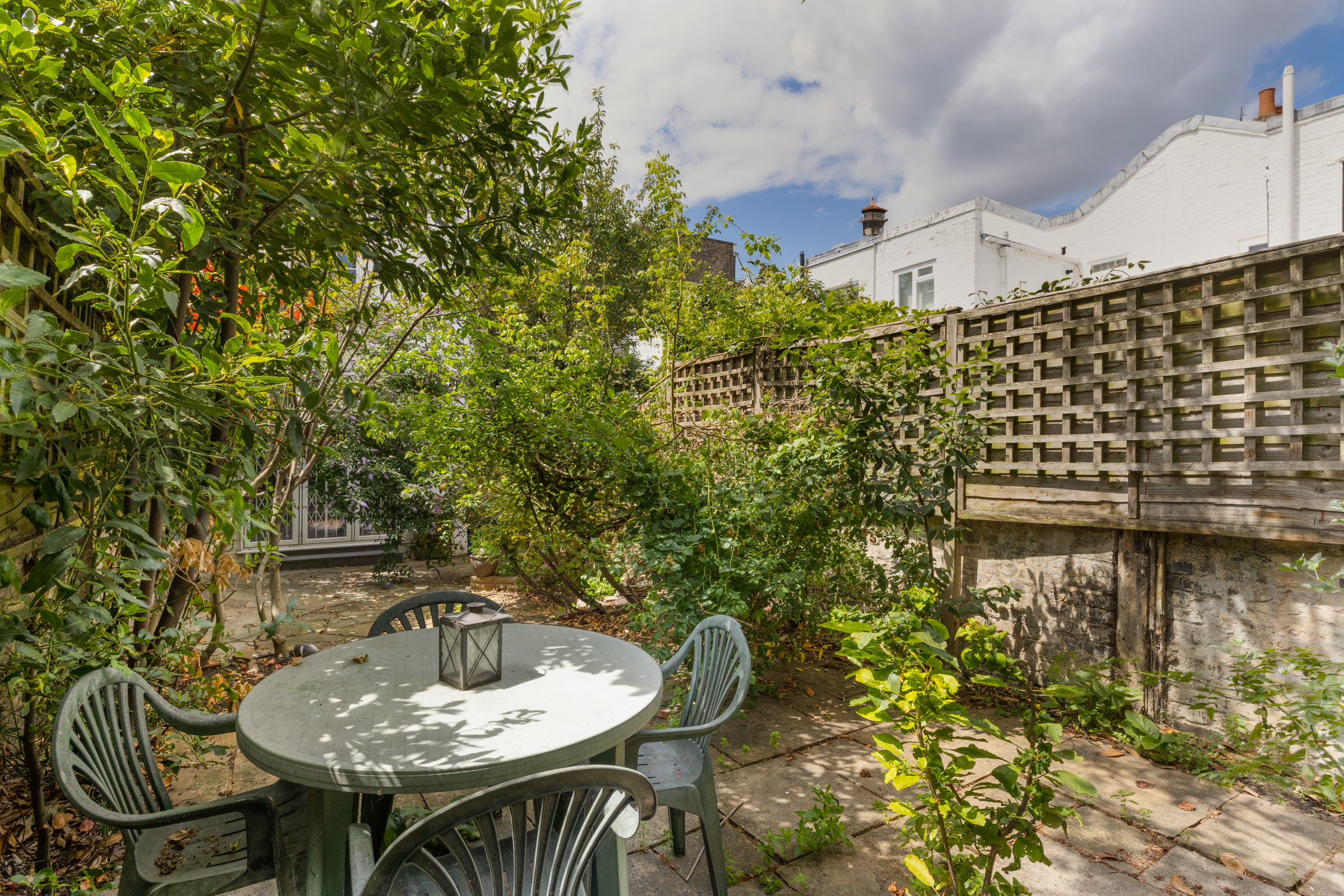  A Hidden Garden House with Exceptional Potential in Earl
