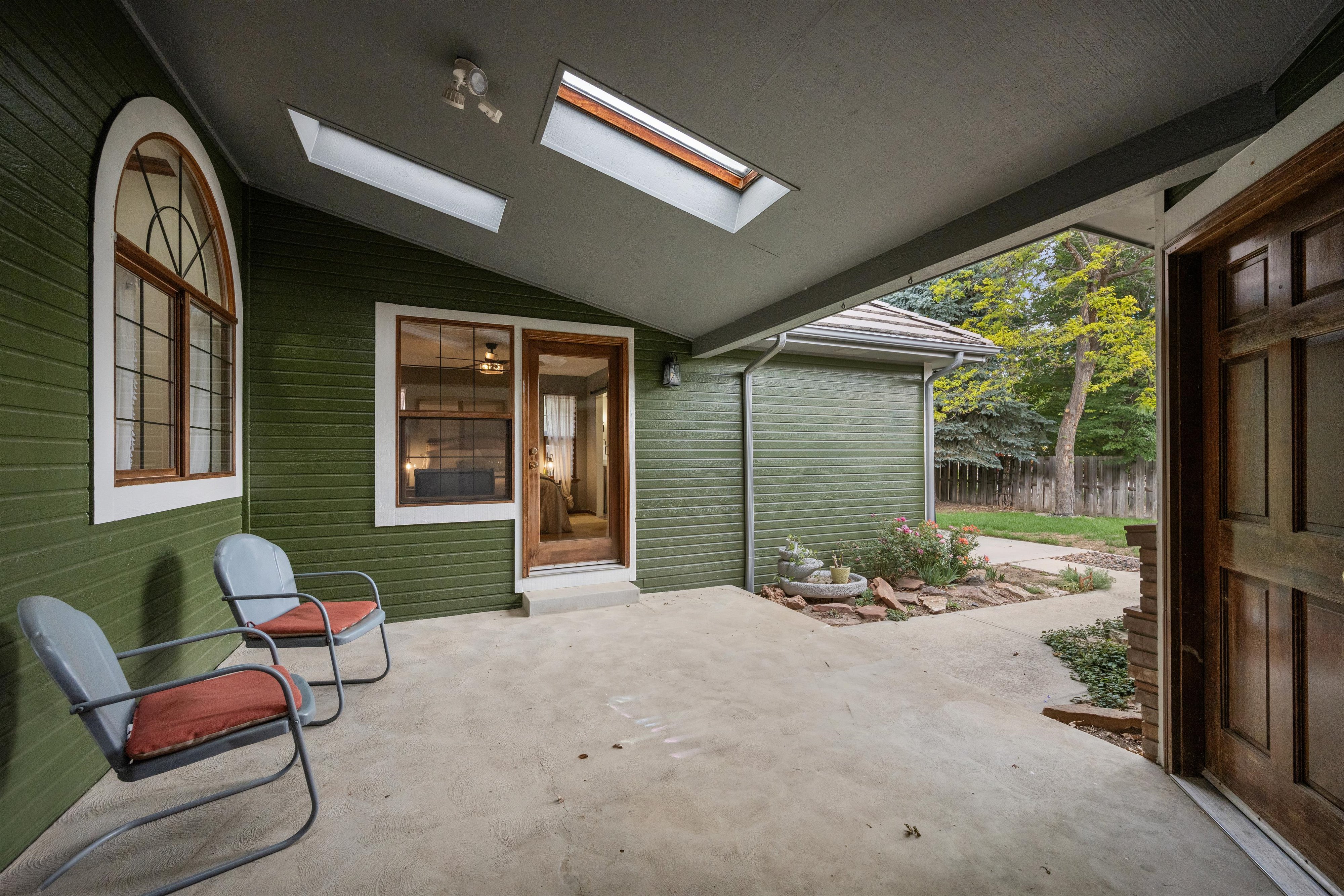  Thoughtfully Updated and Beautifully Maintained Ranch-Style Residence - 物件實景