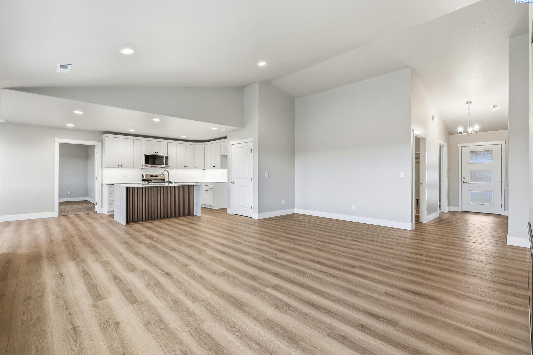 Kennewick, Washington, 99338, United States, 4 Bedrooms Bedrooms, ,1 BathroomBathrooms,Residential,For Sale,1996231