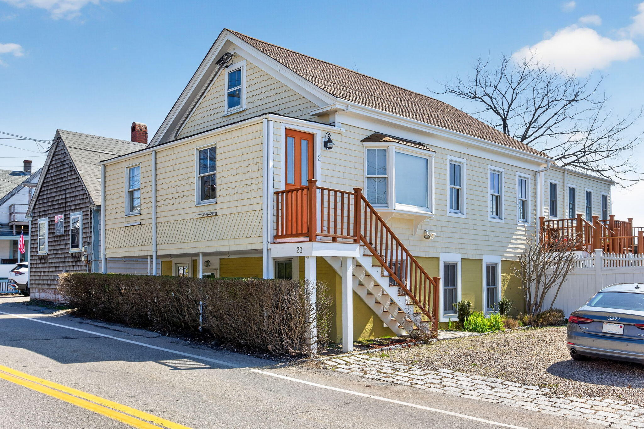  Sunlit West End Style with Parking, Outdoor Space and Easy Living - 物件實景