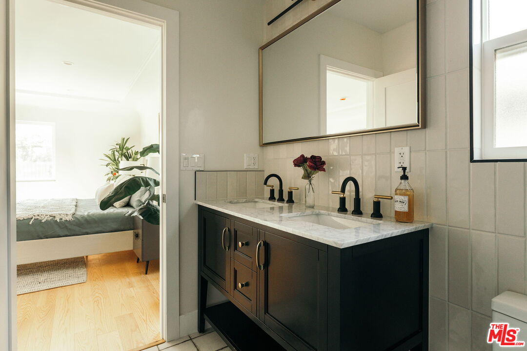 Los Angeles, California, 90019, United States, 4 Bedrooms Bedrooms, ,4 BathroomsBathrooms,Residential,For Sale,1889946