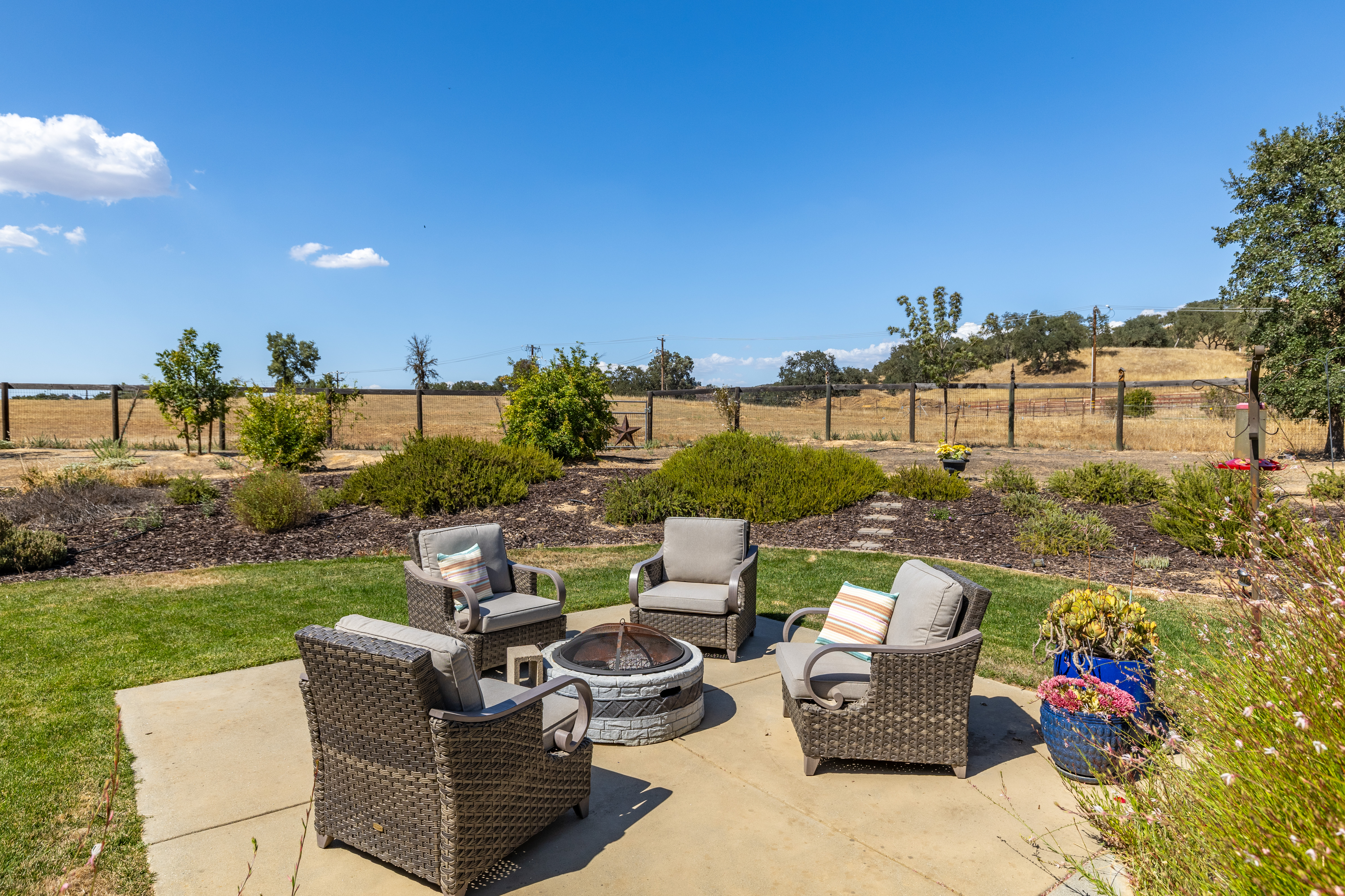  Stunning Lake Nacimiento Retreat with 6-Car Garage, Workshop & RV/Boat Parking - 物件實景