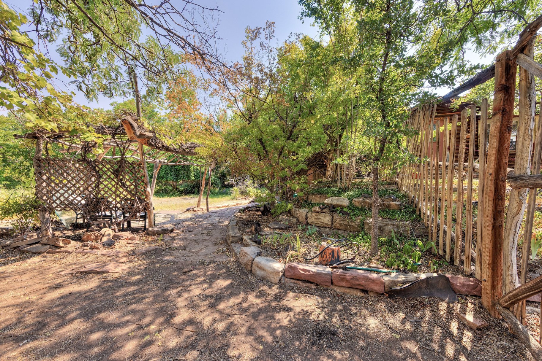  Great Location, Private Backyard & Plenty of Potential - 物件實景