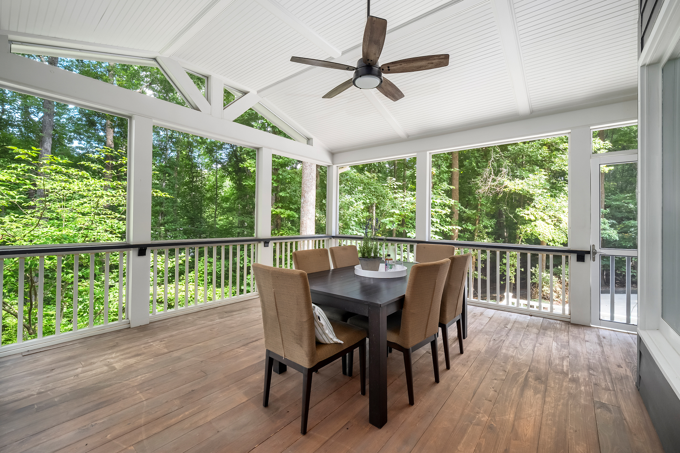  Home Offers a Serene, Wooded Escape Without Giving Up an Inch of Convenience - 物件實景