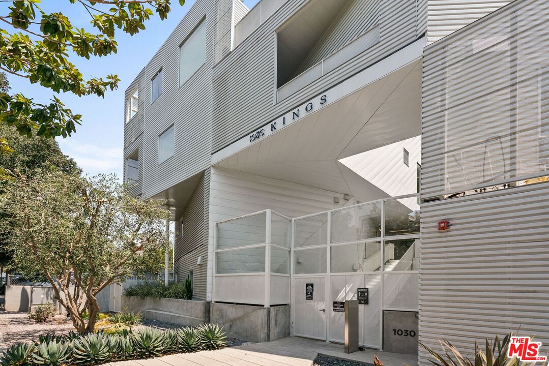 West Hollywood, California, 90069, United States, 2 Bedrooms Bedrooms, ,1 BathroomBathrooms,Residential,For Sale,1938792