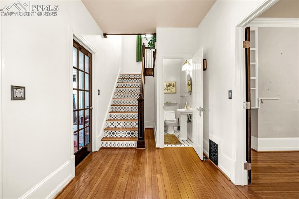 Colorado Springs, Colorado, 80903, United States, 3 Bedrooms Bedrooms, ,2 BathroomsBathrooms,Residential,For Sale,1949887