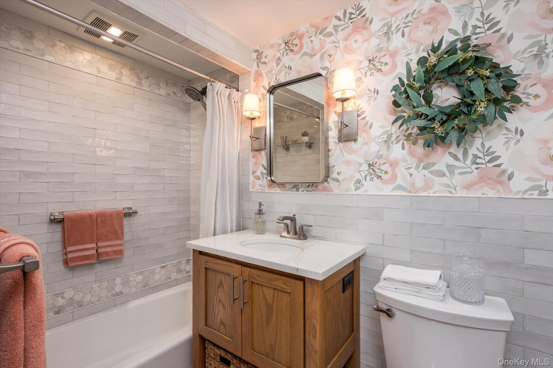  135 Post Avenue, Westbury, NY, 11590 - 物件實景