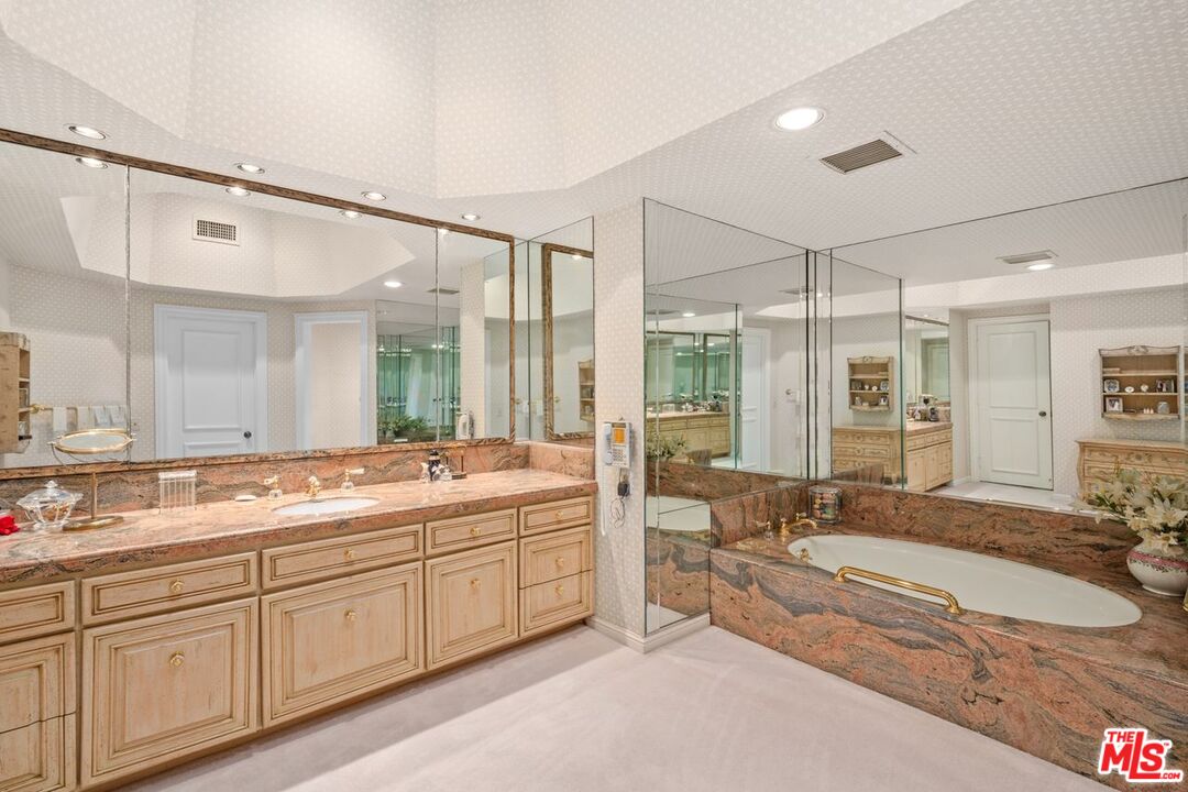 Los Angeles, California, 90067, United States, 3 Bedrooms Bedrooms, ,5 BathroomsBathrooms,Residential,For Sale,1924921