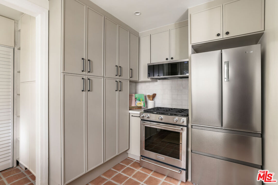 Los Angeles, California, 90036, United States, 2 Bedrooms Bedrooms, ,2 BathroomsBathrooms,Residential,For Sale,2003029