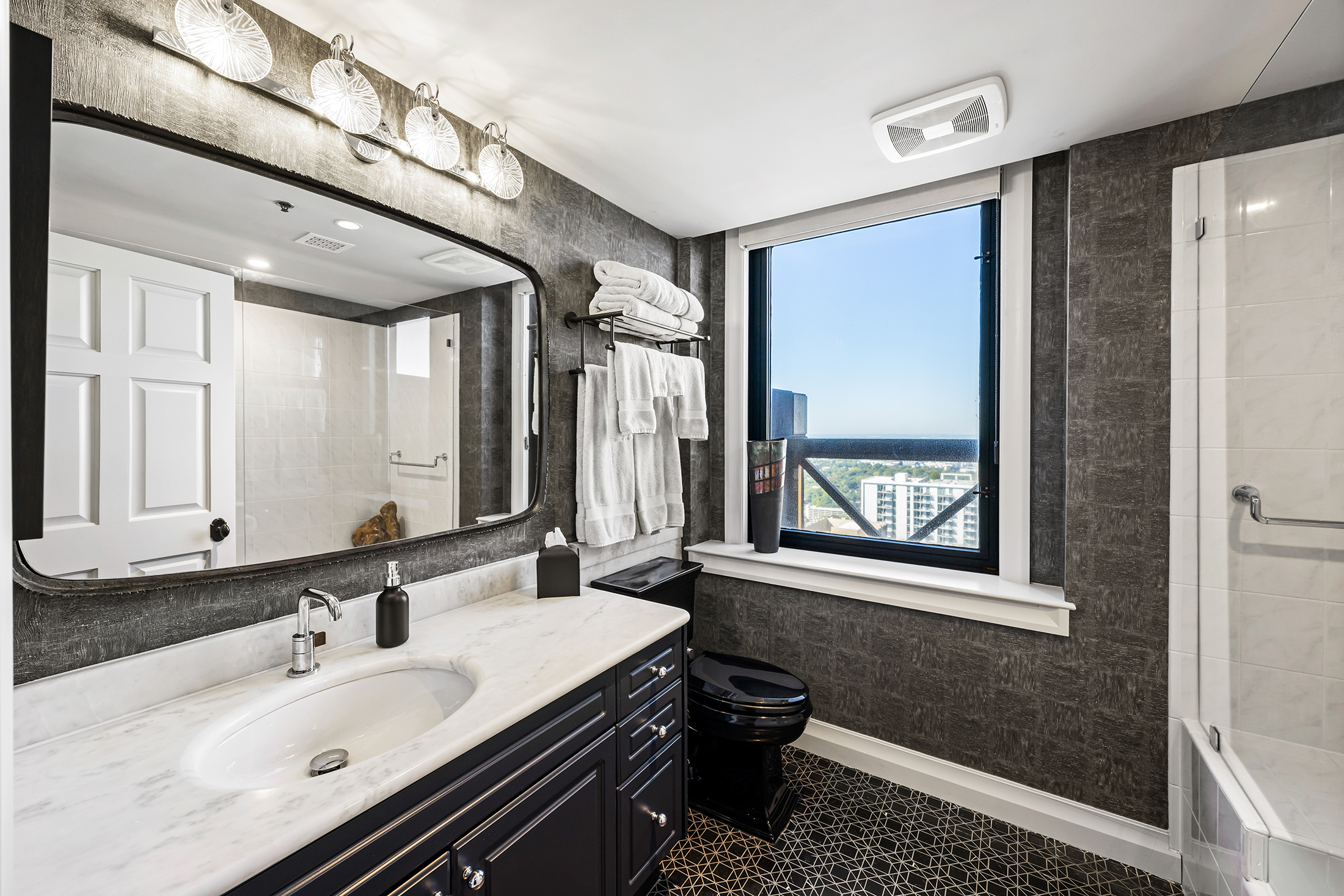  Sophisticated, Highly Customized Home in the Sky - 物件實景
