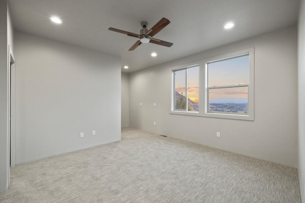 Klamath Falls, Oregon, 97601, United States, 3 Bedrooms Bedrooms, ,4 BathroomsBathrooms,Residential,For Sale,1794380